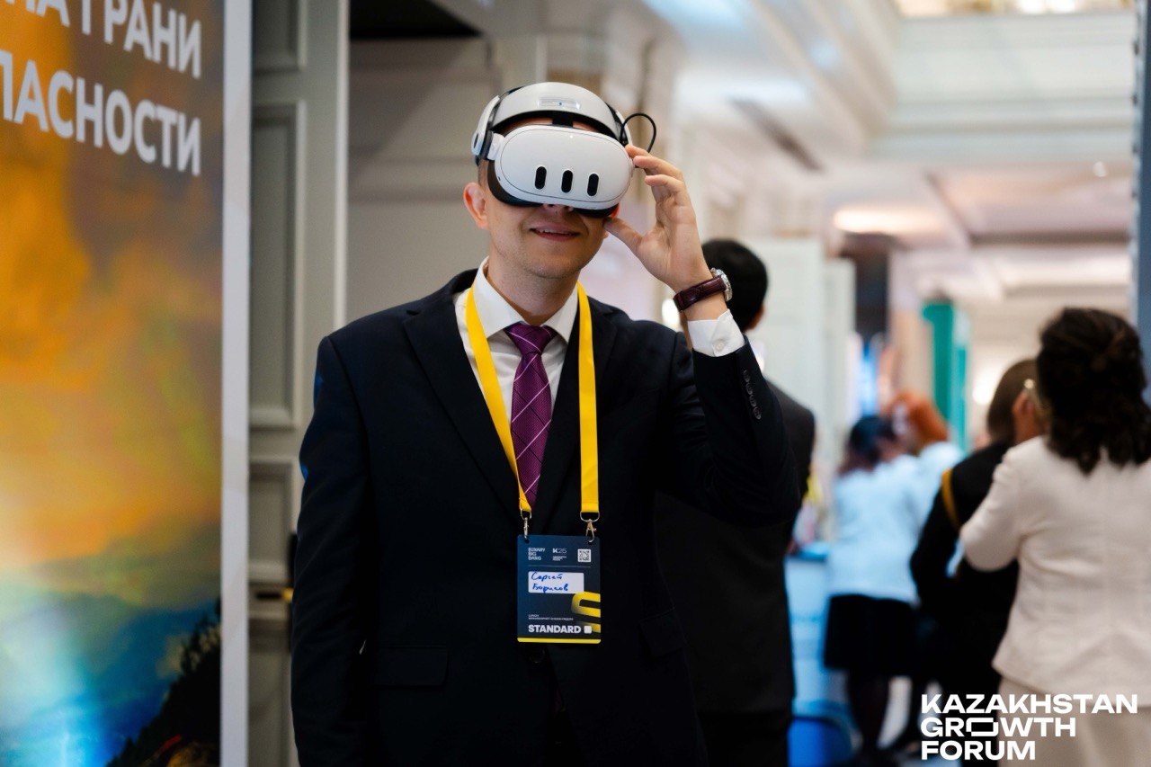Гость в VR-шлеме на форуме